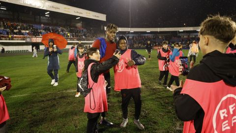 Nico Williams haci�ndose fotos con los aficionados m�s peque�os