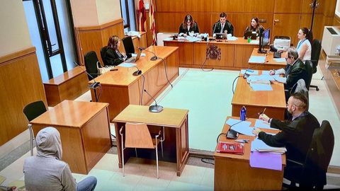 El acusado de abusar sexualmente de dos primas menores de edad y prostituir a una de ellas, durante el juicio en la Audiencia Provincial de Barcelona 