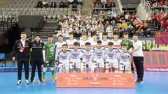 El equipo del Portus Apostoli que disput� la Copa de Espa�a y, al fondo, el nutrido grupo de aficionados noieses que viaj� a Granada.