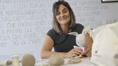 Carmen cun boneco de tea, para os m�is pequenos, na coci�a da casa, onde monta e desmonta o seu taller