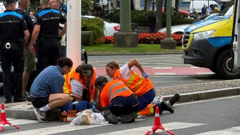 Los sanitarios, atendiendo a uno de los heridos en el atropello mltiple intencionado en la plaza de Mina, en A Corua.