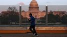 Una persona hace deporte con el Capitolio de Washington de fondo