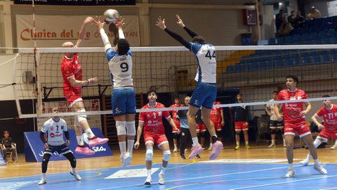 Imagen del partido entre el Rotogal Boiro y el Textil Santanderina.