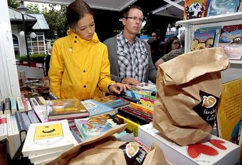 O domingo pola ma os libreiros entregaron un molete de Pan de Carballo con cada exemplar.