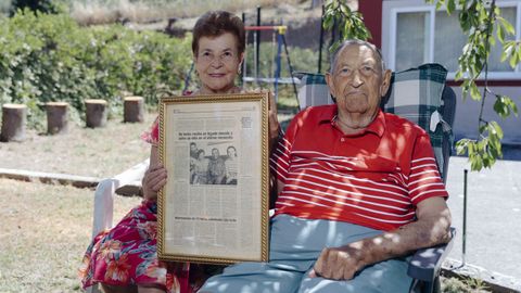 Catalina y Aurelio, con la página que protagonizaron en La Voz de Galicia hace 30 años.