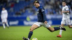 Koba golpea un bal�n durante el Oviedo-Alav�s
