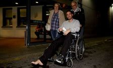 El joven, ayer tras ser atendido en el servicio de urgencias del Hospital Montecelo. 