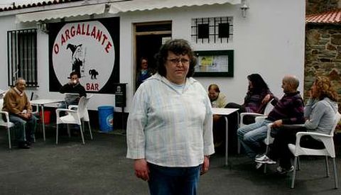 Maricarmen Velo, ayer, en el bar O Argallante, de Oza.