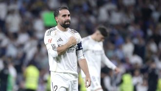 Dani Carvajal toc&aacute;ndose el escudo del Real Madrid durante un encuentro esta temporada