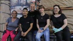 Javier Otero, en el centro, y Loli Casti�eira, a la derecha, con el resto del equipo del bar Pontejos, que reabre este mi�rcoles. 