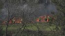 Miembros de la UME tratan de sofocar el fuego sobre Navelgas