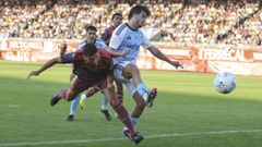 Zakaria, en la imagen junto a un defensa del Compostela, ha marcado tres goles en dos partidos en esta pretemporada
