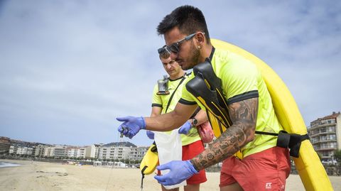 Socorristas de Sanxenxo retirando carabelas portuguesas en Silgar