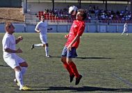 Un futbolista de la SD Chantada trata de controlar el bal�n en un amistoso en O Sango�edo. 