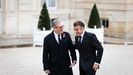 Keir Starmer (a la izquierda) fue recibido este lunes por Emmanuel Macron en el palacio del Elíseo, en París.