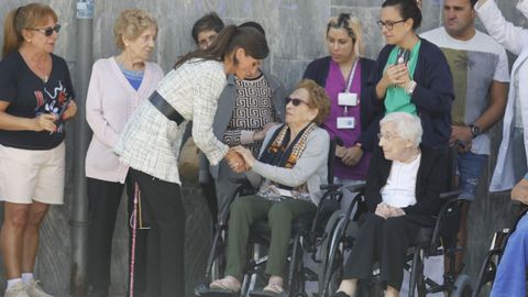 La reina Letizia saluda a su llegada a la apertura del curso de Formacin Profesional 2023/24, este mircoles en el Centro Integrado de Comunicacin, Imagen y Sonido de Langreo. 