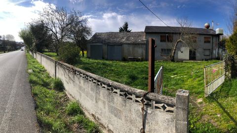 La vivienda se encuentra a medio camino entre Feira do Monte y Ro�s, en Cospeito.
