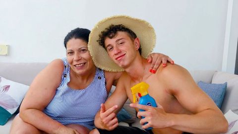 Nicolás Sánchez, nunha foto familiar xunto á súa nai