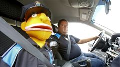 Abelardo Mart�nez, m�s conocido como el Poli Paco, invita a Shakira a venir a  Sanxenxo. 