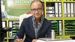 Manuel Alonso, due�o del locutorio y empe�os Telecopy