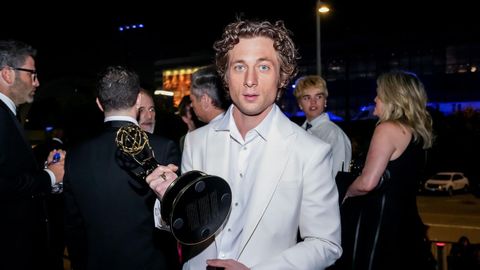 Jeremy Allen White con su premio al mejor actor de comedia por The Bear