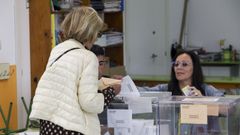 Votaciones en una mesa electoral de Ferrol, este domingo