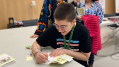 Nee Barros, asinando un  exemplar de �Non estamos quebrades�