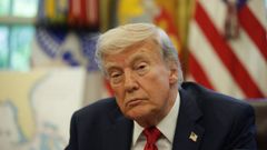 El presidente de Estados Unidos, Donald Trump, firma varias �rdenes ejecutivas en el despacho oval.