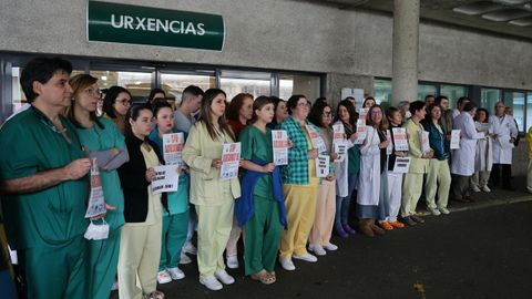 Sanitarios del Chus en la concentración de esta mañana en la entrada de urgencias 