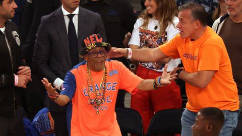 Spike celebrando el �xito de los Knicks