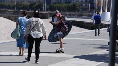 Gente paseando por el paseo mar�timo y por la playa en A Coru�a