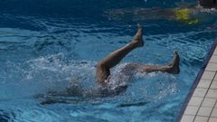 En una imagen de archivo, un chico juega en las piscinas de Sar de Santiago
