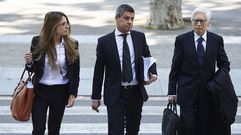 El abogado de Messi y su padre a su llegada a la audiencia de Barcelona