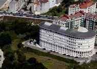 El futuro edificio se proyecta al lado del actual, en los terrenos a la izquierda de la imagen.