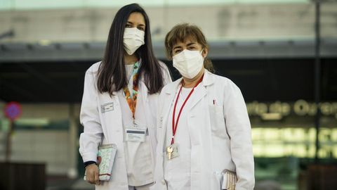 Yolanda Castro, a la derecha, acompa�ada de una residente, es especialista del �rea de Psiquiatr�a del CHUO y acompa�a a las familias de los pacientes que ingresan por covid