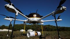 Demostraci�n de un dron mensajero, llevando un paquete a una zona de dif�cil acceso