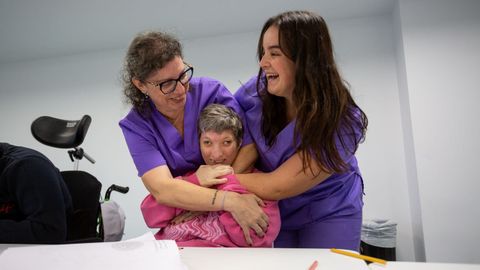 Ita, este s�bado en la vivienda residencial de Amencer en Pontevedra, con las trabajadoras Cintya y Bel�n