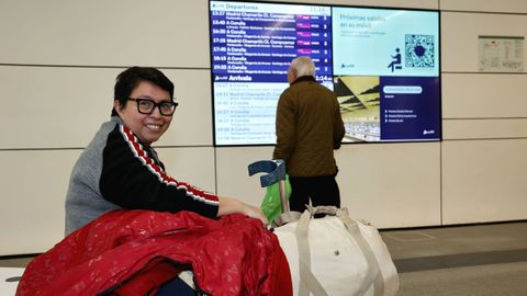 Delmi Galiano, viajera esperando esta ma�ana en Urzaiz.