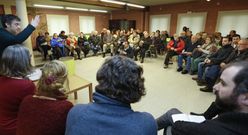 El alcalde, Xulio Ferreiro, a la izquierda, se dirige a los vecinos en el Dillo Ti de Palavea. 