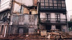 Una casa en ruinas tras un terremoto en la ciudad coru�esa en el 1995.