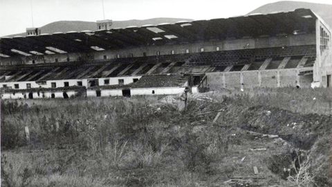 Una imagen poco conocida de las trincheras durante la Guerra Civil en el campo Carlos Tartiere de Buenavista, en Oviedo
