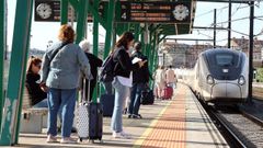 Viajeros esperando al AVE en la estación de Vilagarcía