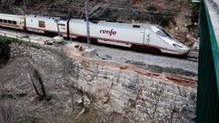 Un Alvia circulando por la ladera que fue reforzada ante el riesgo de desprendimiento