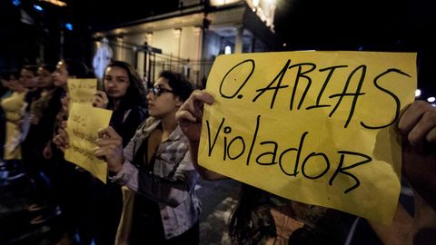 Grupos de manifestantes expresan su apoyo en las calles de San Jos�, capital de Costa Rica, a las mujeres que se atrevieron a denunciar al expresidente del pa�s