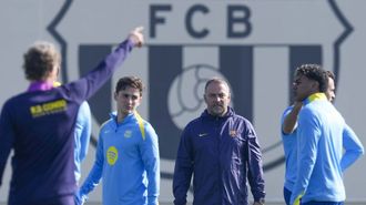 Hansi Flick, durante el entrenamiento del Barcelona de este viernes.
