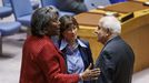 La embajadora de EE.UU. ante la ONU, Linda Thomas-Greenfield con su hom�logo palestino, Riyad Mansur.