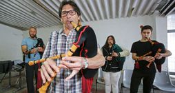 Manuel Lav�a, acompa�ado del grupo de gaitas con el que lleva tocando durante varios a�os. 