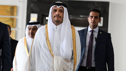 El primer ministro y ministro de Asuntos Exteriores de Qatar, Mohammed bin Abdulrahman bin Jassim Al Thani, antes de su reunin con el ministro de Asuntos Exteriores egipcio en la sede del Gabinete en la ciudad de New Alamein, Egipto.
