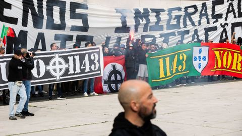 Un grupo de manifestantes de extrema derecha protesta en contra de la inmigración, el pasado 6 de abril en Oporto.