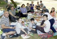 Familias e gupos de amigos coma os de Airi�os (arriba, � esquerda) sum�ronse ao gran xantar popular de Goi�ns.<span lang= es-es > </span>